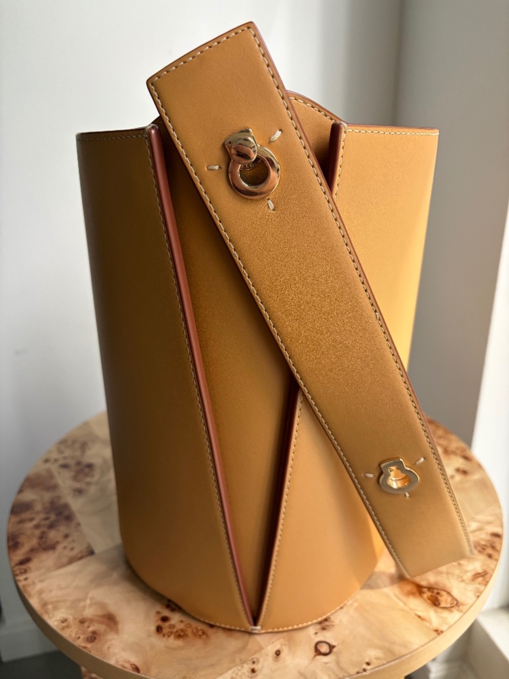 Danse Lente tan leather Lorna bucket bag